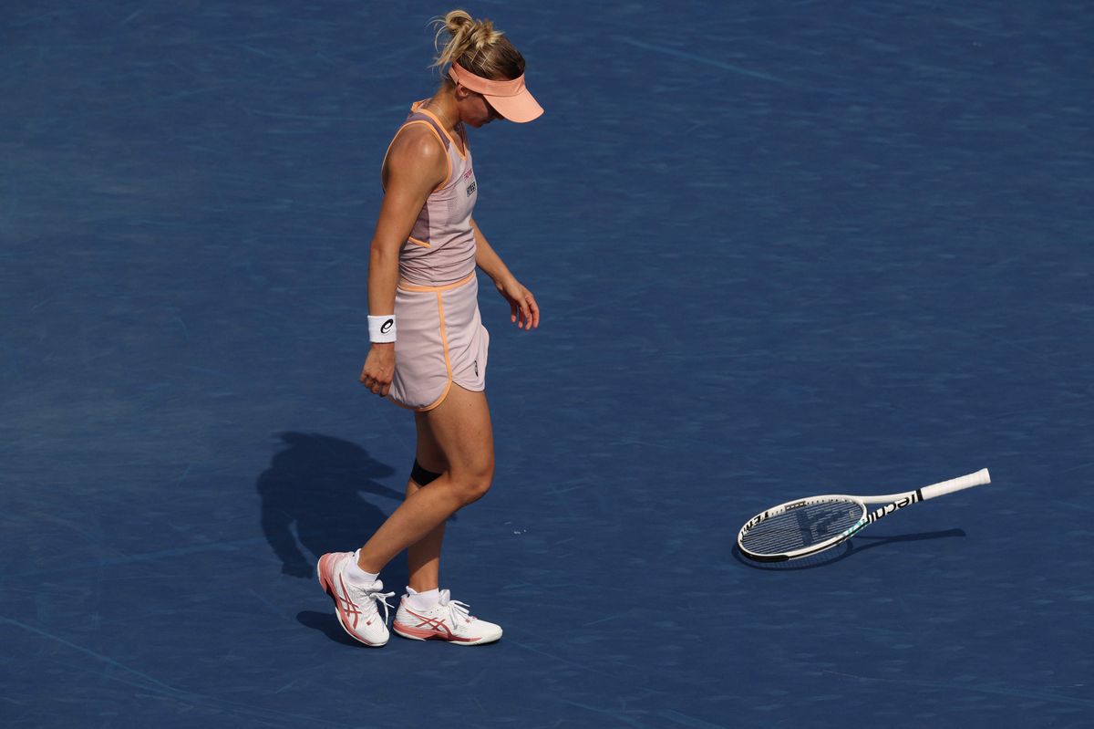 Viktorija Golubic de Suisse réagissant après avoir laissé tomber sa raquette lors de son match contre Paula Badosa d'Espagne au premier tour du US Open 2024 à New York.