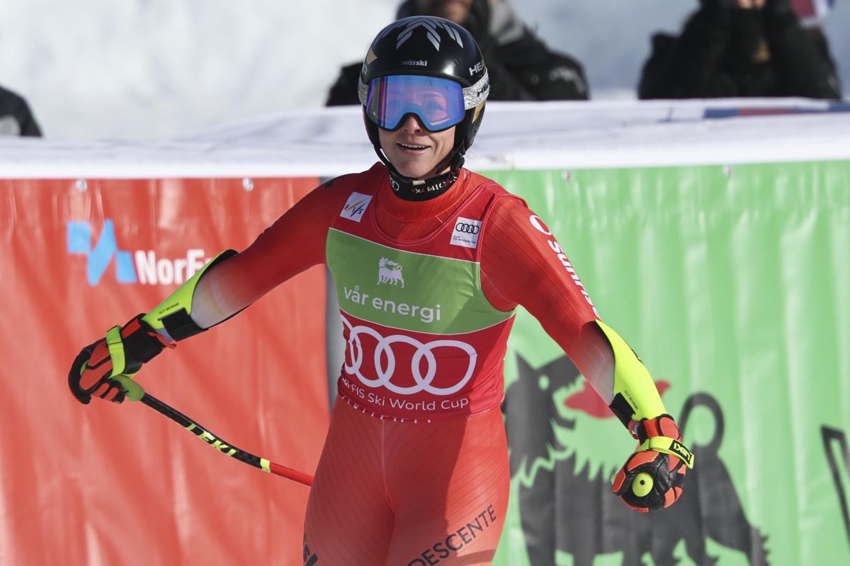 Lara Gut Behrami célèbre dans la zone d’arrivée du super G de la Coupe du Monde féminine de ski alpin à Kvitfjell, Norvège, mars 2025.