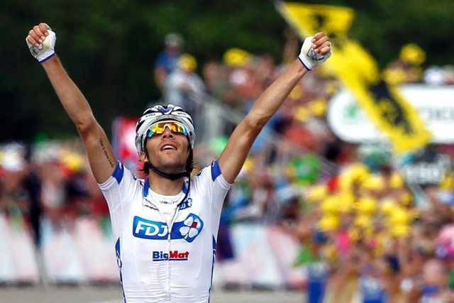 Überraschung: Mit Thibaut Pinot gewinnt der jüngste Fahrer im Feld die schwierige Tour-Etappe in den Schweizer Jura.