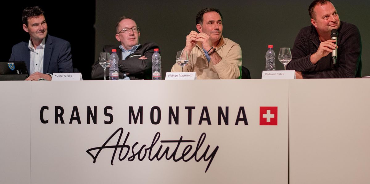 David Bagnoud, Nicolas Feraud, Philippe Magistretti et Radovan Vitek, de gauche à droite, lors d'une séance d'informations avec les habitants du village sur le futur de CMA le 6 décembre 2018 à Crans Montana.