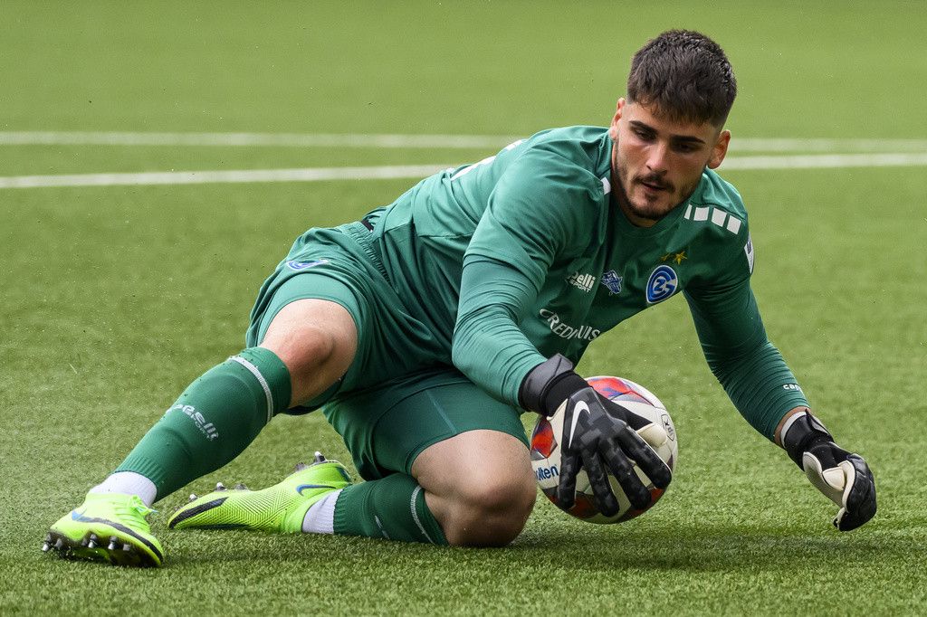 Le gardien zurichois Justin Hammel en action lors de la rencontre du championnat de football de Super League entre le FC Lausanne-Sport et le Grasshopper Club Zuerich le samedi 29 juillet 2023 au stade de la Tuiliere a Lausanne. (KEYSTONE/Jean-Christophe Bott)