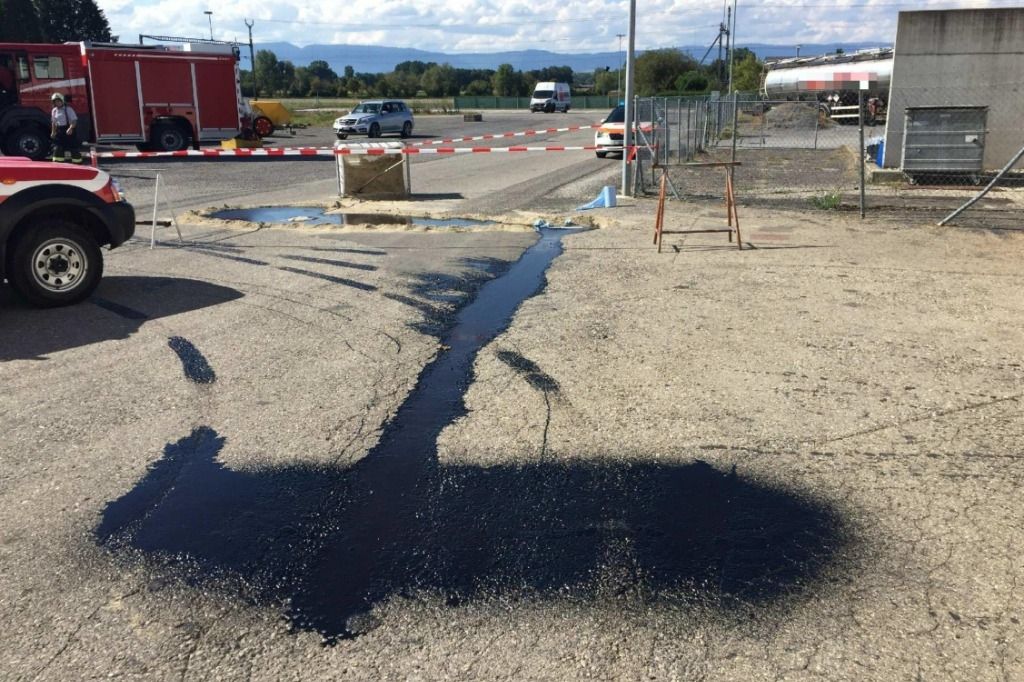 Bitume liquide déversé dans des canalisations