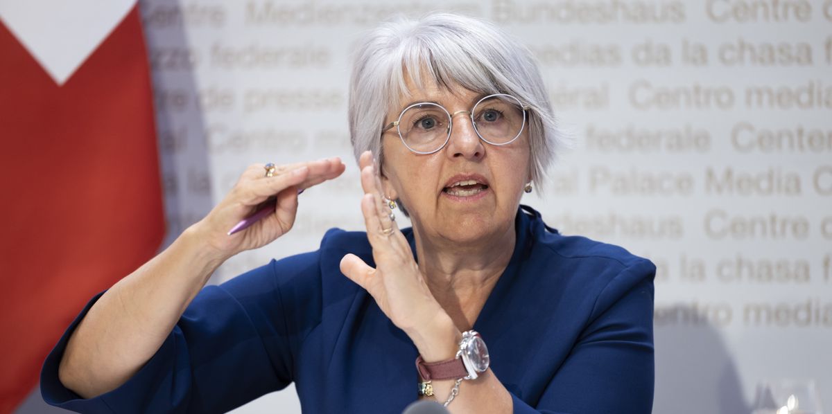 Bundesraetin Elisabeth Baume-Schneider spricht waehrend einer Medienkonferenz ueber die Umsetzung und Finanzierung der 13. AHV-Rente am Mittwoch, 14. August 2024 in Bern. (KEYSTONE/Peter Klaunzer)