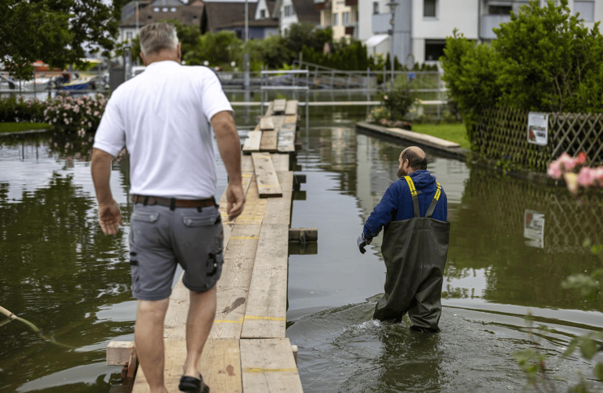 Lower Lake flooding: A municipal employee and a volunteer build a pier in Berlingen, canton Thurgau. On Tuesday, the federal government declared the western part of Lake Constance to be at the highest risk. 