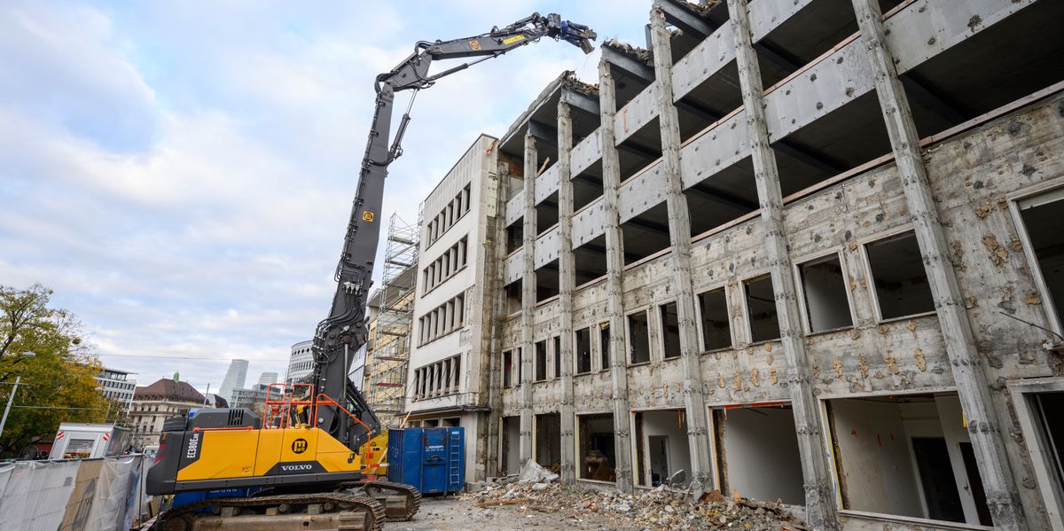 Aeschengraben : Démolition du KV Bâle avec du matériel lourd