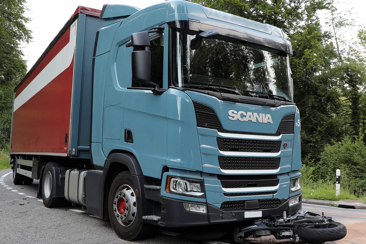 Le semi-remorque a percuté le motocycliste qui circulait en sens inverse en direction de Thierrens.