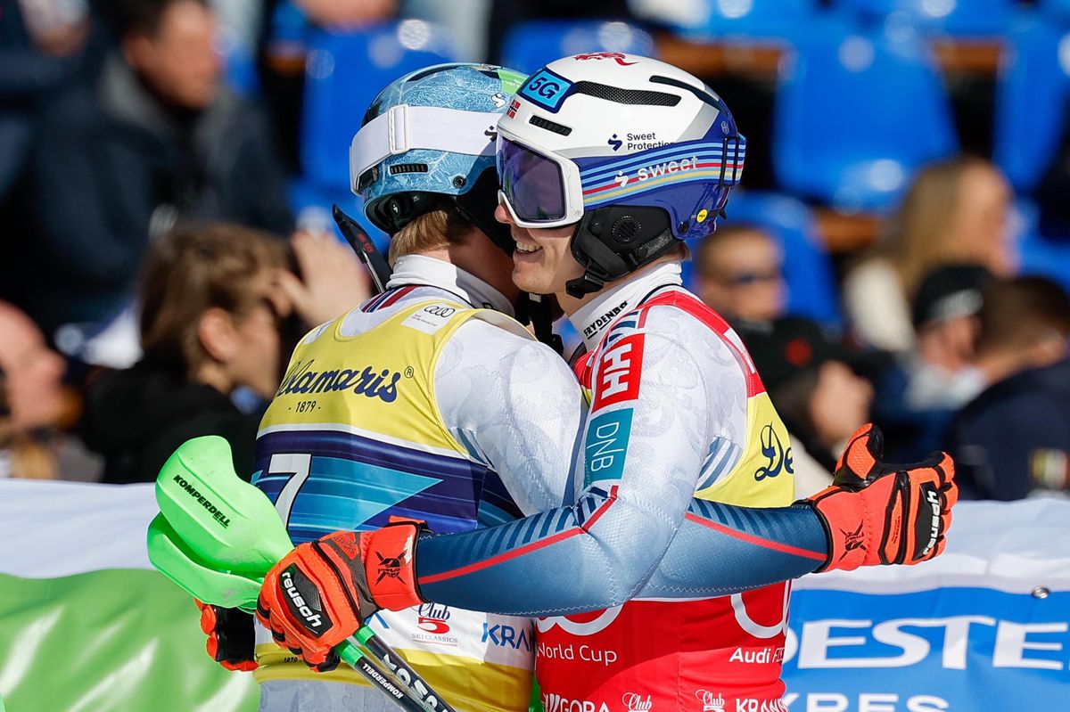 Henrik Kristoffersen et Timon Haugan de l’équipe de Norvège célèbrent leurs victoires en slalom masculin de la Coupe du Monde FIS à Kranjska Gora.