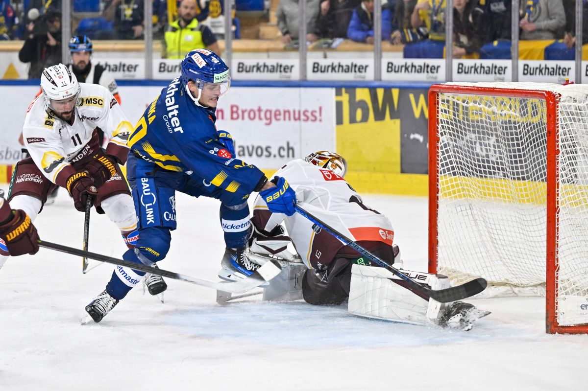 Le joueur de hockey du HC Davos marque le but décisif pour une victoire 3-2 en prolongation contre Genève-Servette HC, samedi 21 septembre 2024, au stade de glace de Davos.
