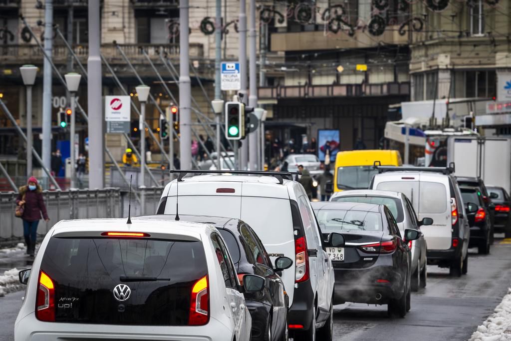 Le besoin de diminuer la présence des voitures en ville est de plus en plus mis en avant dans les stratégies de mobilité des villes en Suisse (photo d’illustration).
