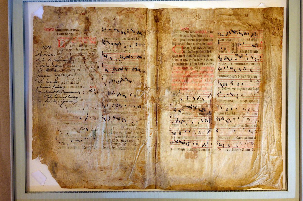 La Commune de Trélex a restauré un ancien document qui datait du 15e siècle et qui traînait dans ses archives. Elle le présente à la presse.