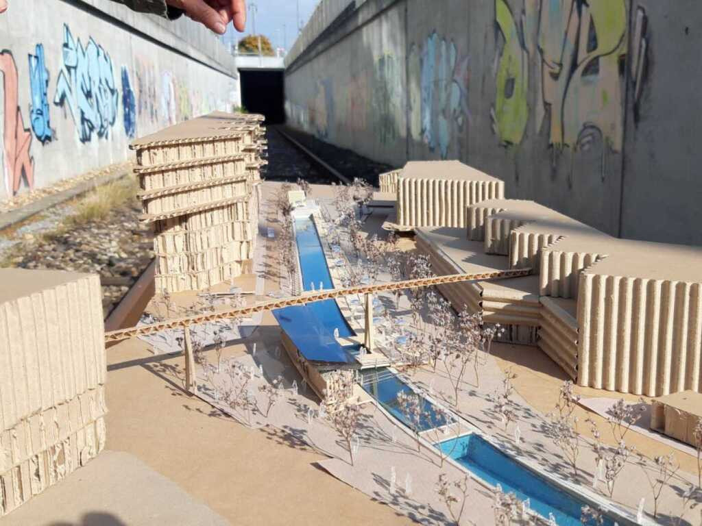Architekturmodell des geplanten Naturbads «Gleispool»: 170 Meter langer Pool entlang Bahngleisen, Eröffnung 2027 geplant. Architekturmodell des geplanten Naturbads «Gleispool»: 170 Meter langer Pool entlang Bahngleisen, Eröffnung 2027 geplant.