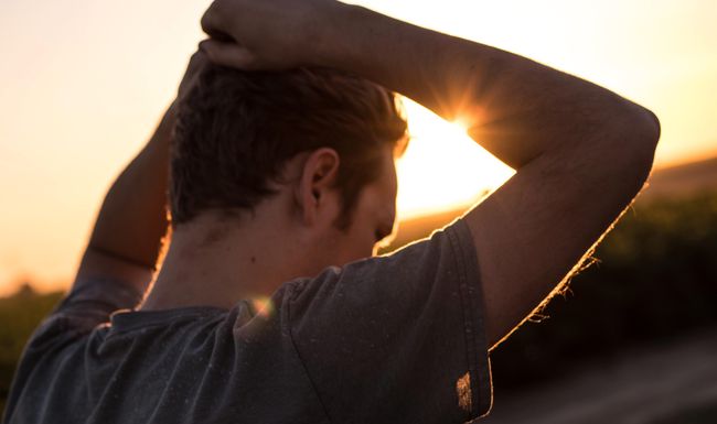 Mann greift sich in die Haare.