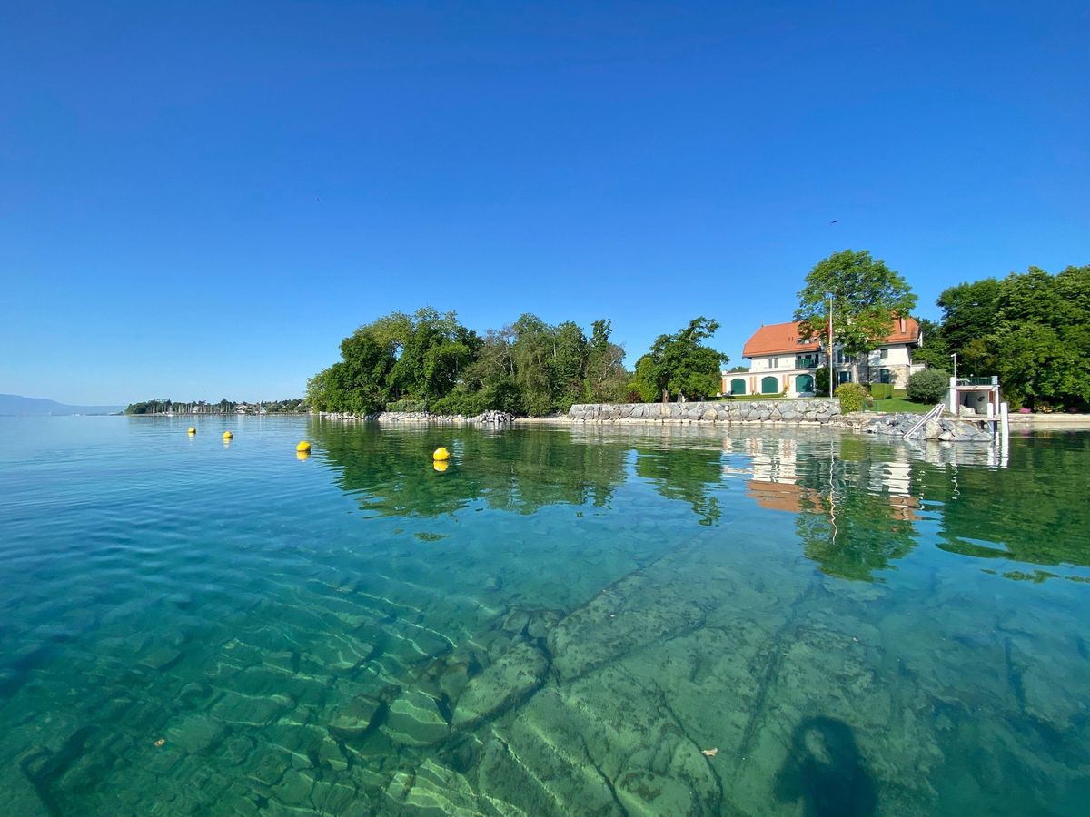 Une rangée de bouées installées récemment devant une propriété de Céligny prétend privatiser une portion de lac, alors que celui-ci se trouve intégralement dans le domaine public.