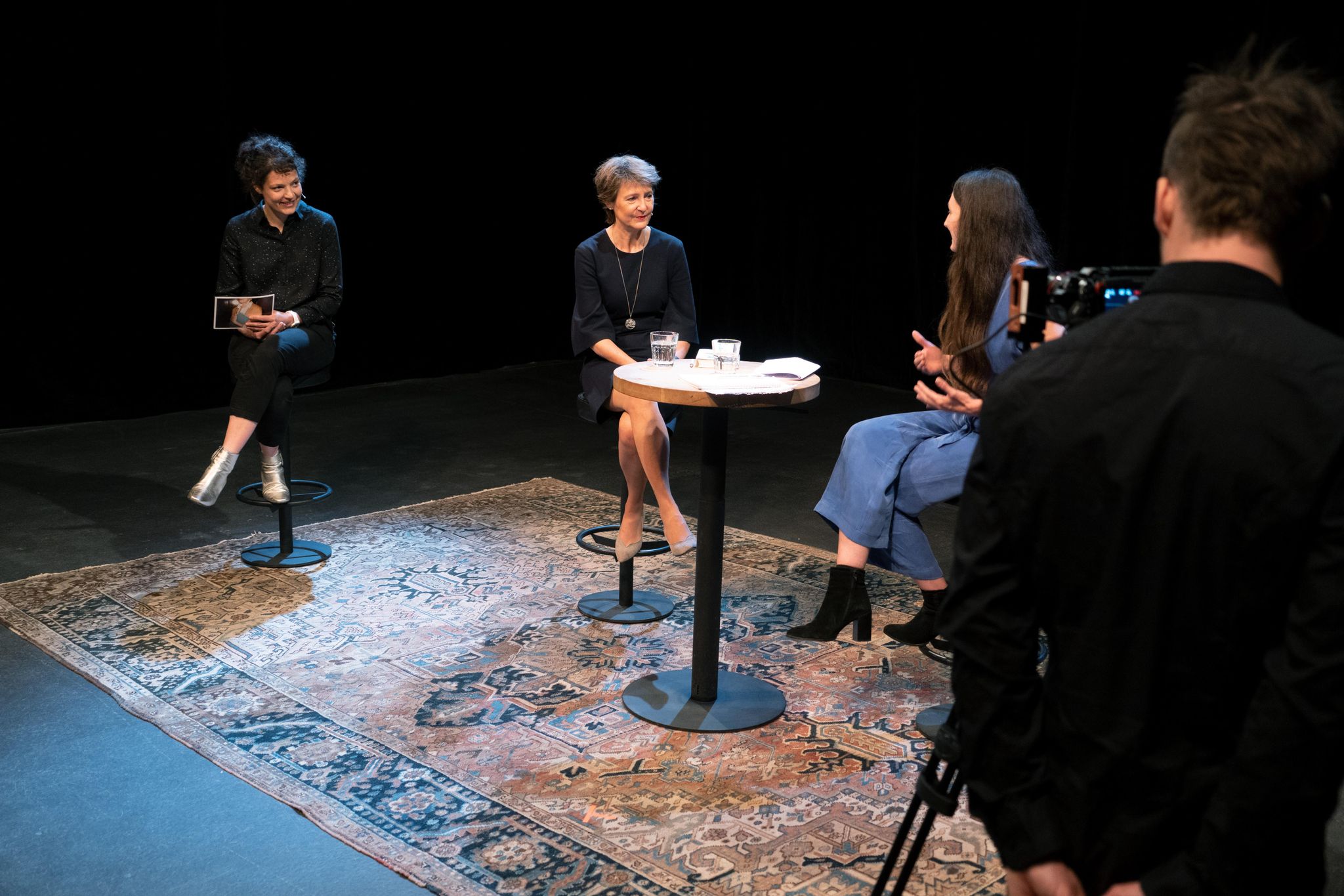 Das Publikum sass vor den Bildschirmen: Bundespräsidentin Simonetta Sommaruga mit Literaturtage-Geschäftsführerin Reina Gehrig, links, und der Autorin Simone Lappert, rechts, am Donnerstag in Bern.