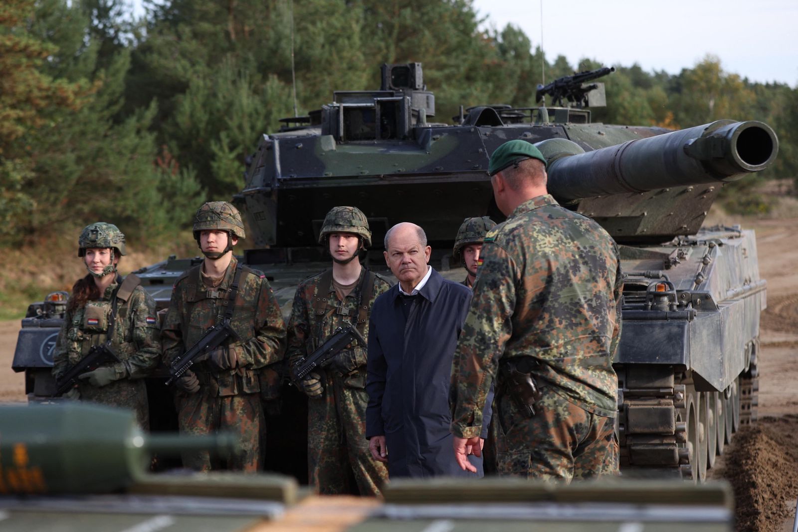 Le Chancelier allemand Olaf Scholz avec un char Leopard 2.