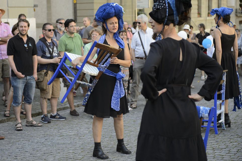 Des spectateurs écoutent une chanson italienne du groupe les Clandestines à l'occasion de la 23e édition de la Fête de la Musique a Genève (21 juin 2014)