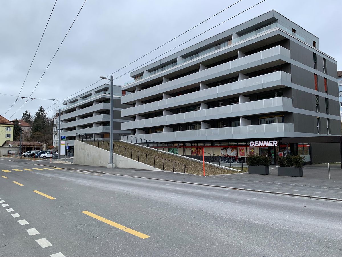L’octogénaire était parvenue à sortir sur le balcon, au 1er étage. Elle a tenté de rejoindre son logement (2e depuis la droite ci-contre) en contournant la cloison par la rambarde.