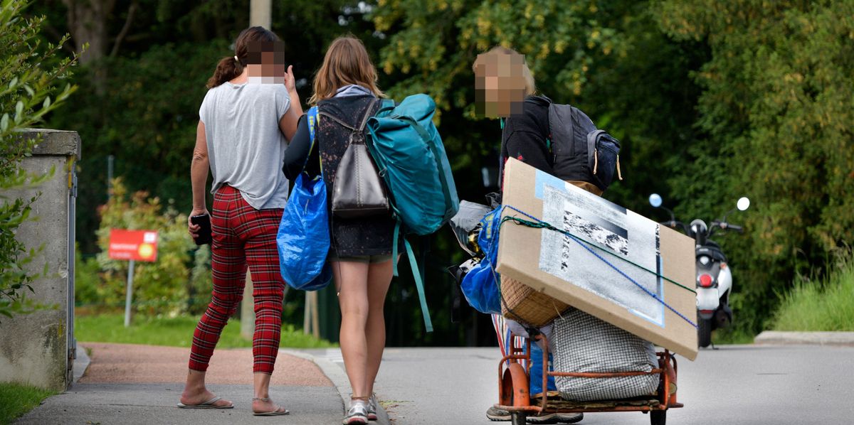 Des squatteurs du domaine du Crêt à Saint-Légier évacués par la police, transportant leurs affaires sur une charrette.