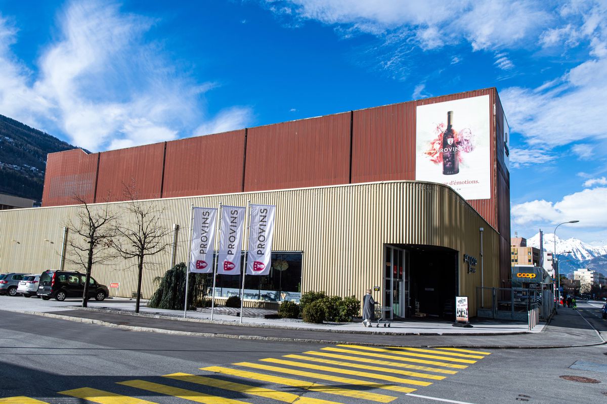 Le batiment de la cooprerative Provins, la plus grande cave de Suisse, photographie avant la conference de presse a l'espace Provins de Sion, ce jeudi, 12 mars 2020. Fenaco et Provins souhaitent conclure un partenariat stategique. (KEYSTONE/Olivier Maire)