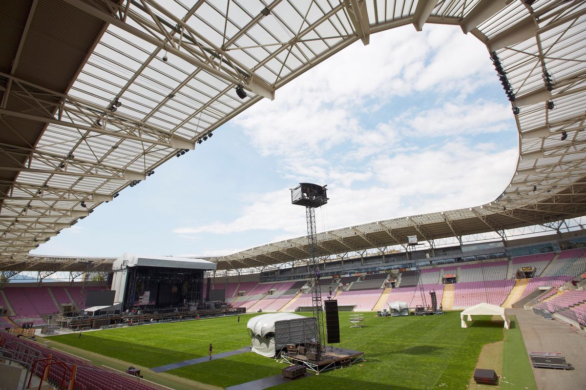 Stade de Genève, le 31 mai 2012. Construction de la scène pour le concert de Johnny Hallyday.