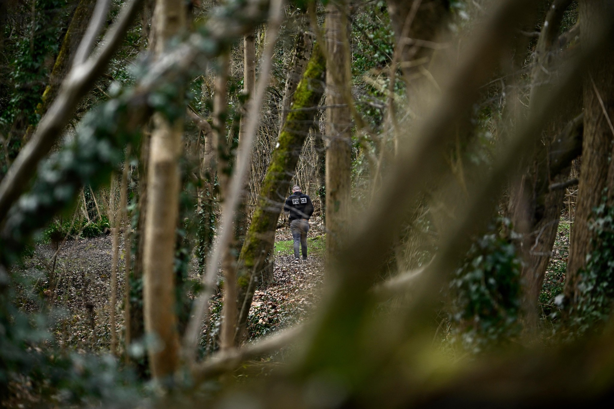 Ein Polizist arbeitet im Bereich des Parc des Templiers in Longjumeau bei Epinay-sur-Orge, südlich von Paris, am 8. Februar 2025, nachdem die Leiche eines elfjährigen Kindes entdeckt wurde.