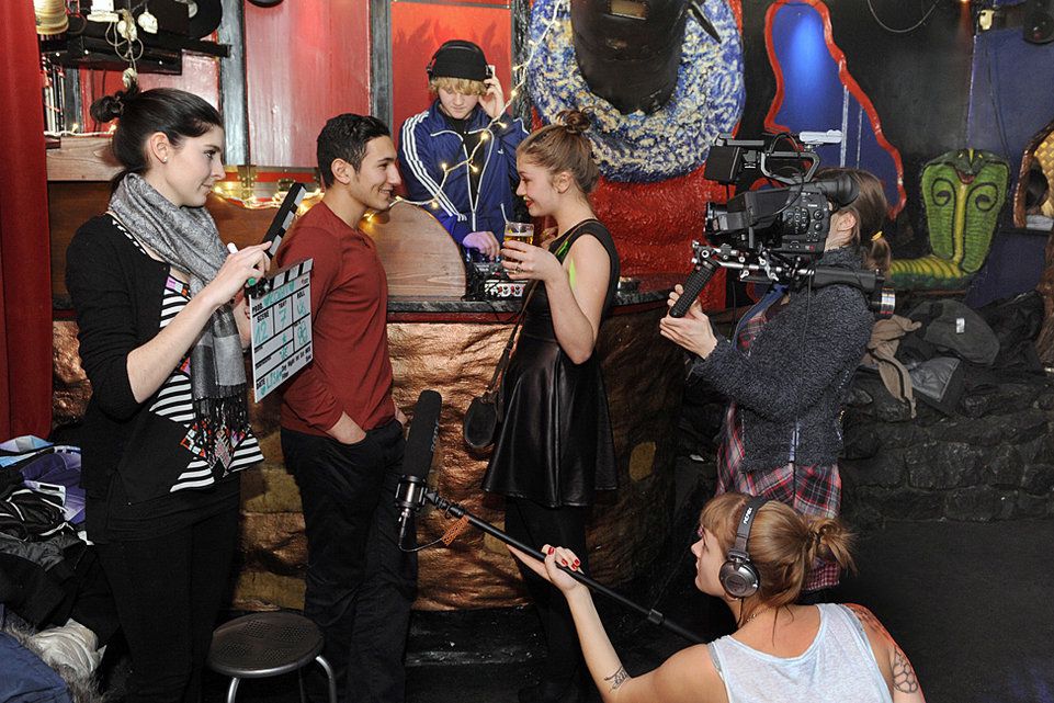 «Gleich nochmals!» Die erfolglose Schauspielerin Meret (Lisa Studer, Mitte rechts) führt den Literaturstudenten Cem (Koray Fidanoglu) ins Dead End.