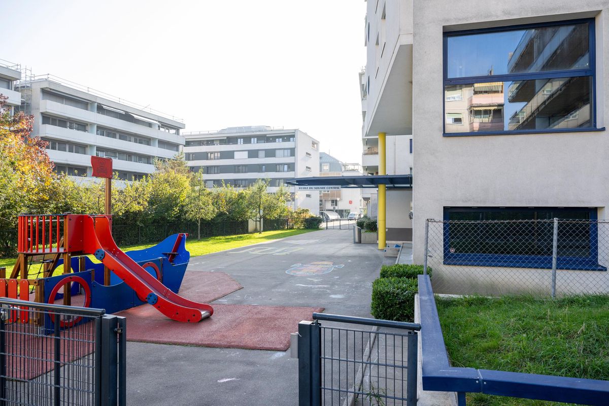 Cour de récréation avec aire de jeux colorée au Collège du Square Central à Morges.