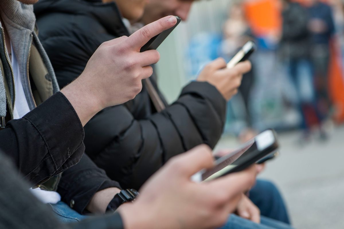 Jugendliche mit ihren Mobiltelefonen und den dazugehoerenden Applikationen auf dem Zuercher Turbinenplatz am 12. Maerz 2014.
