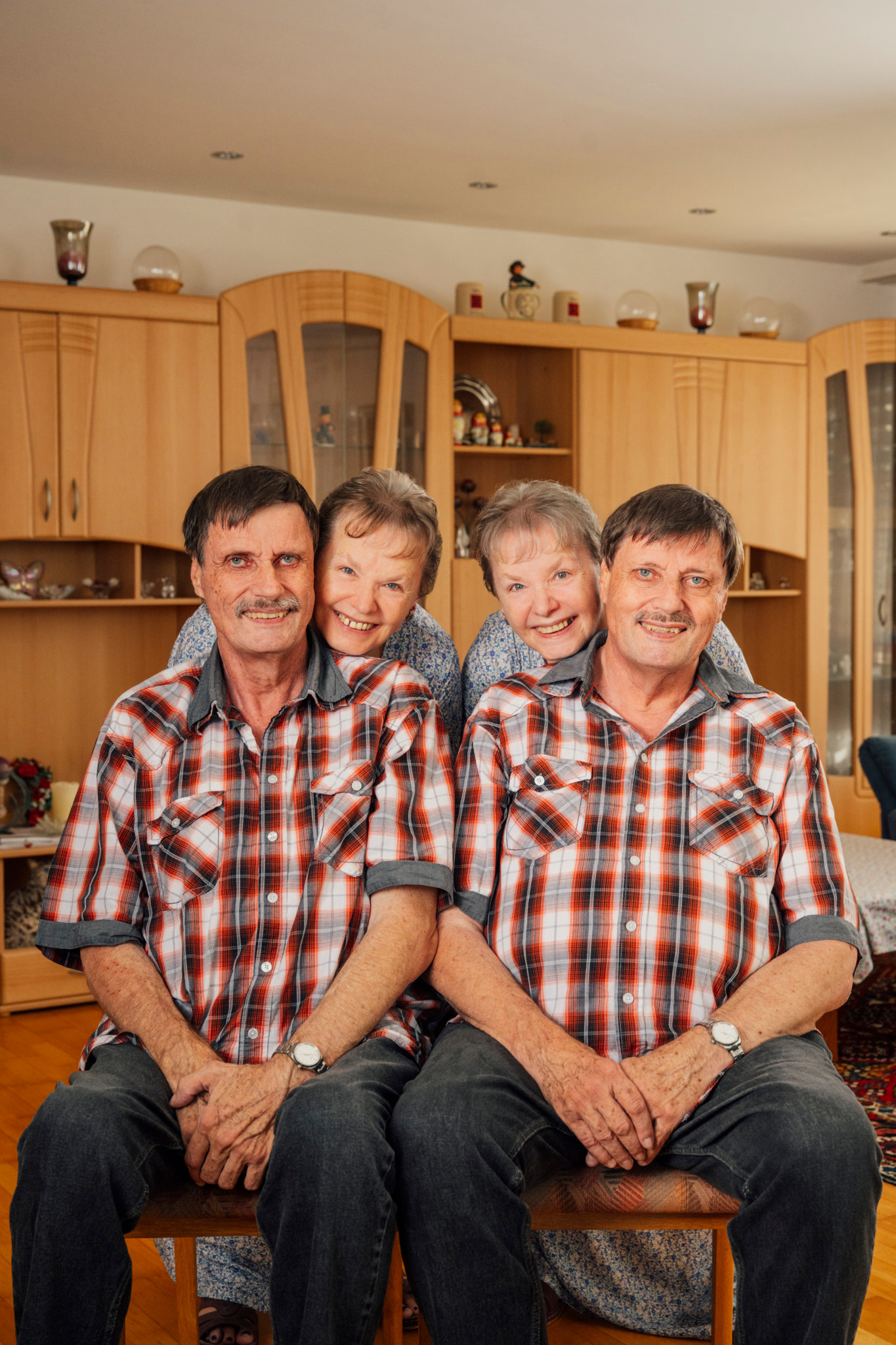Quatuor hors du commun: Deux couples de vrais jumeaux partagent leur vie depuis 30 ans