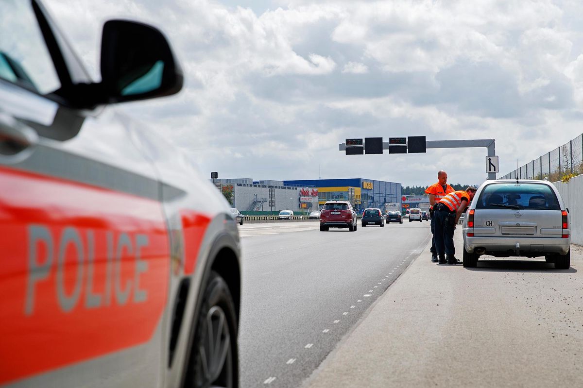 La police bernoise a dû fermer l’autoroute durant plusieurs heures.