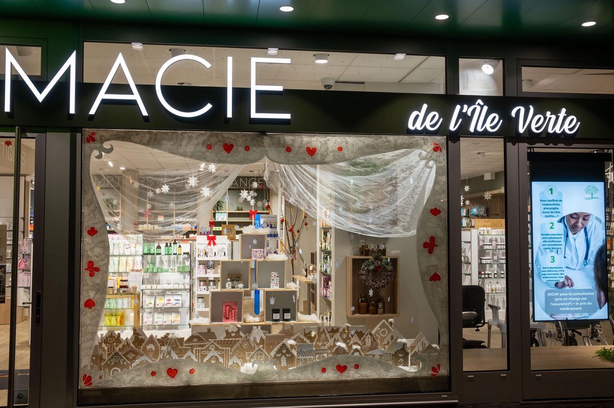 Suisse, Genève, le 10 décembre 2024. La vitrine de la pharmacie de l'Ile Verte au 59, rue de Lyon à  la Servette.