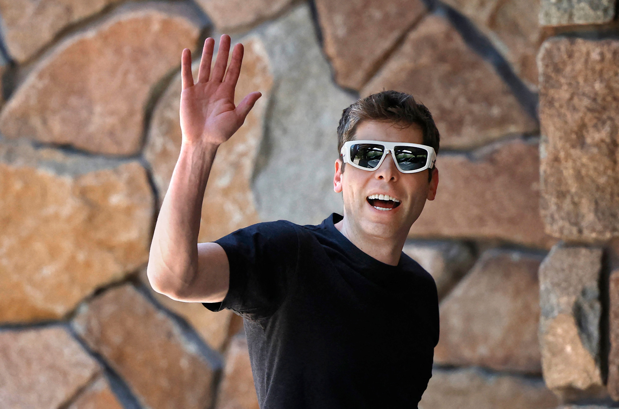 OpenAI-CEO Sam Altman winkt beim Eintreffen zur Allen & Company Sun Valley Konferenz in Sun Valley, Idaho, mit Sonnenbrille.