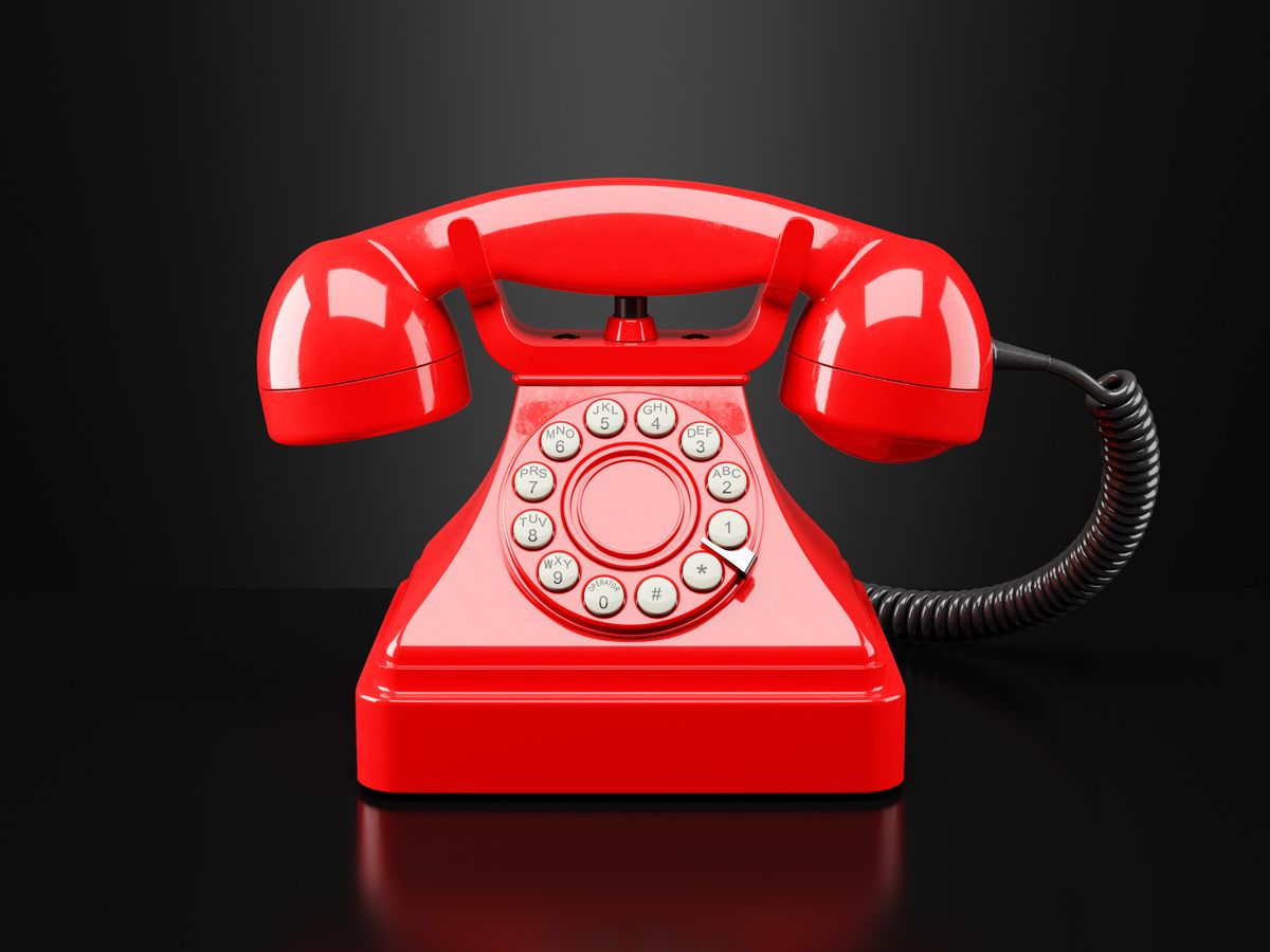 Le numéro de téléphone pourrait être remplacé par d’autres identifiants. Et la voix, devenue une donnée numérique parmi d’autres, passe de moins en moins par les protocoles téléphoniques des opérateurs.