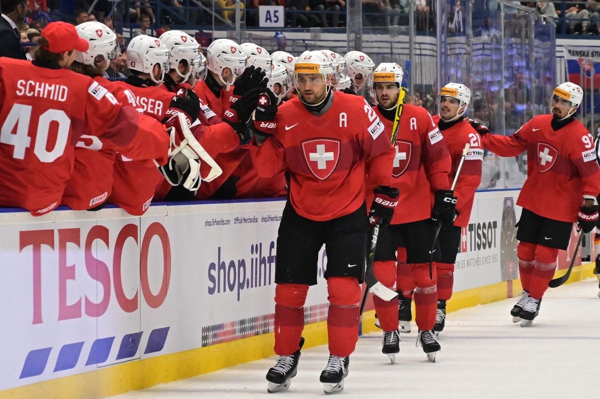 Switzerland's forward #22 Nino Niederreiter (C) celebrates with teammmates during the IIHF Men's Ice Hockey World Championship quarter-final match between Switzerland and Germany in Ostrava, Czech Republic on May 23, 2024. (Photo by Joe Klamar / AFP)
