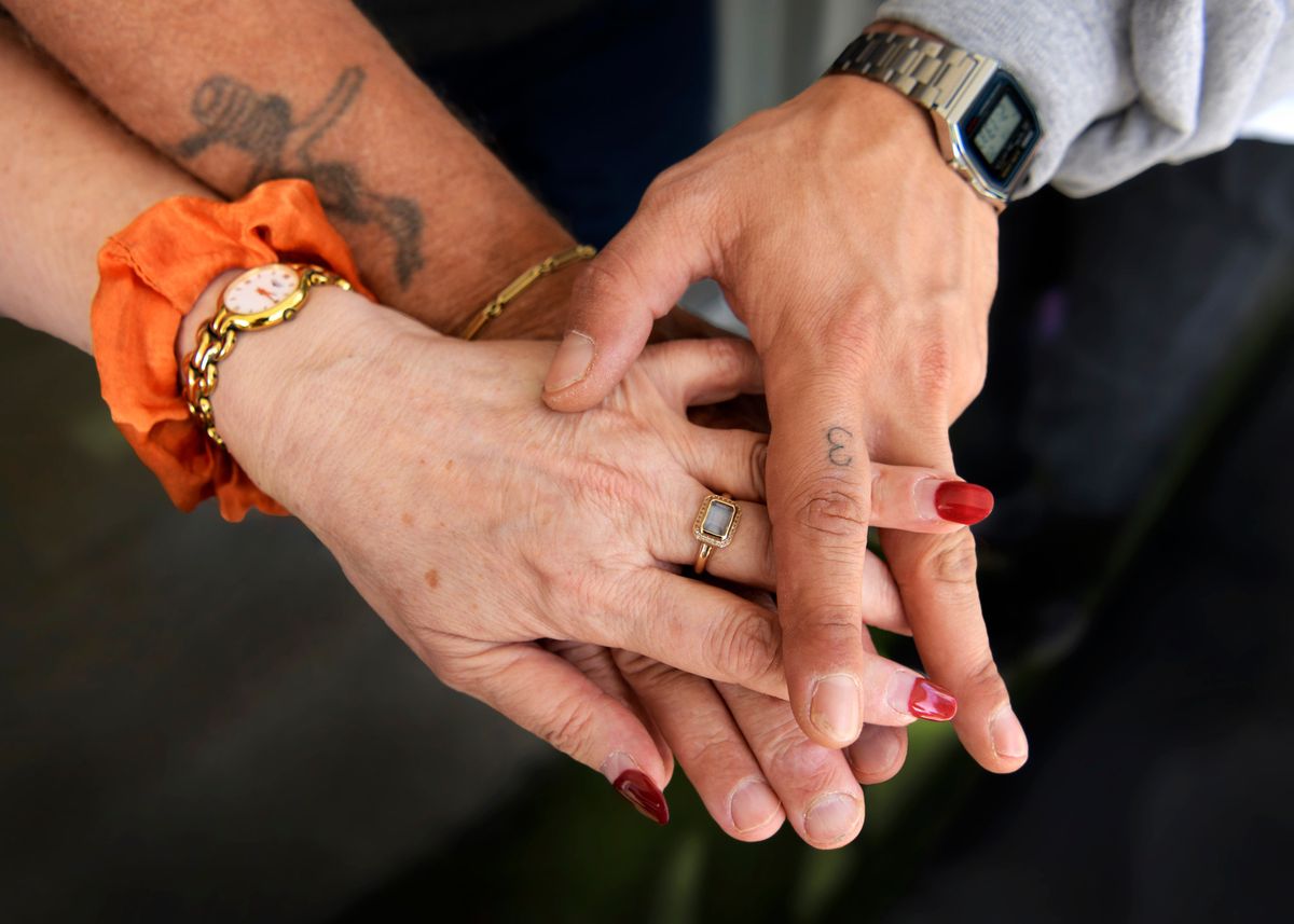 Lully, le 28 septembre 2023.   Témoignage de la famille de "Mathilde" décédée après avoir subi des violences infligées par son premier petit ami. Enlaçant les doigts de son père, la mère porte la bague de fiançailles et le chouchou de sa fille au poignet,  son dernier compagnon a fait un tatouage de son jour de naissance, le 3, à la base de son index.  24HEURES/Chantal Dervey