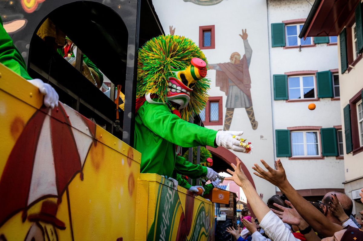 Fasnacht In Liestal Unter Dem Motto Dr Bach Ab fasnacht-in-liestal-unter-dem-motto-dr-bach-ab