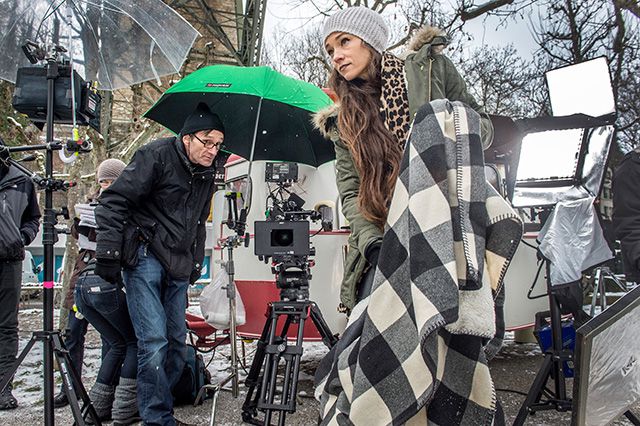 Die Szene ist im Kasten, und jetzt schnell an die Wärme: Schauspielerin Sabine Timoteo und die Filmcrew unterhalb der Kornhausbrücke.