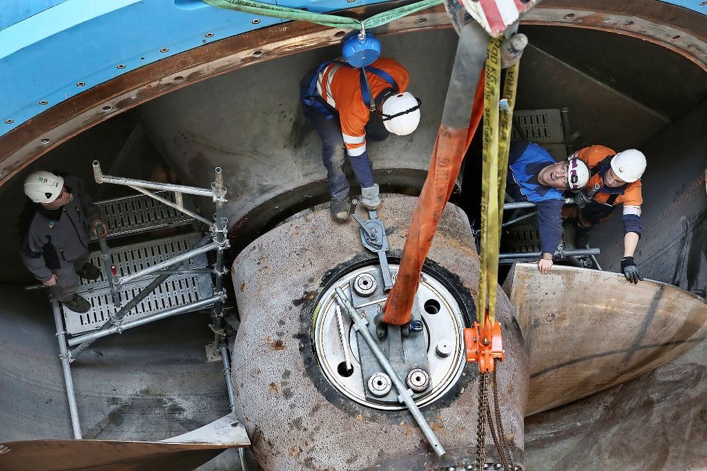 La turbine a enfin été extraite, après douze heures de labeur acharné