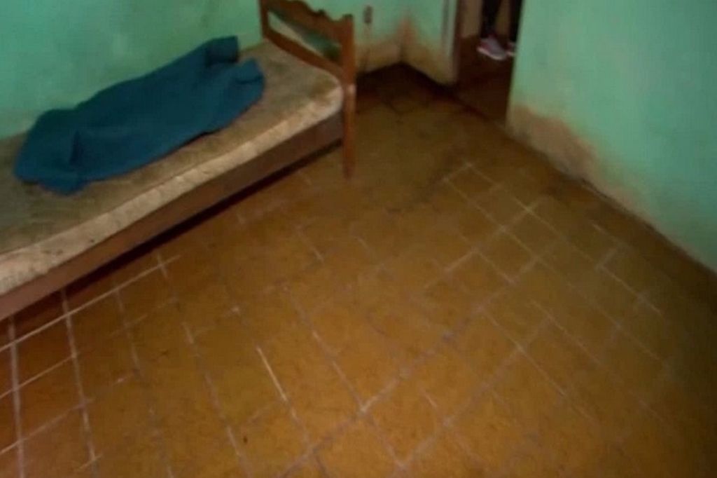 Con trai bị nhốt trong hầm hơn 15 năm.