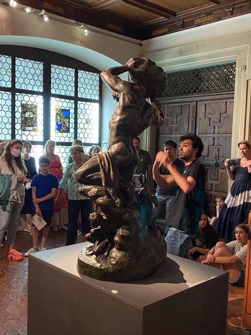 Le médiateur culturel Michael Ostermann fait vivre la statue de Polyphème, Atis et Galathée par James Pradier au MAH.