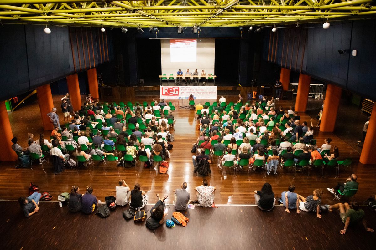 Assemblée du personnel enseignant et éducatif du DIP au Palladium de Genève, avec Waël Almoman, Michaël Savoy, Patrick Chappuis et Francesca Marchesini sur la scène.
