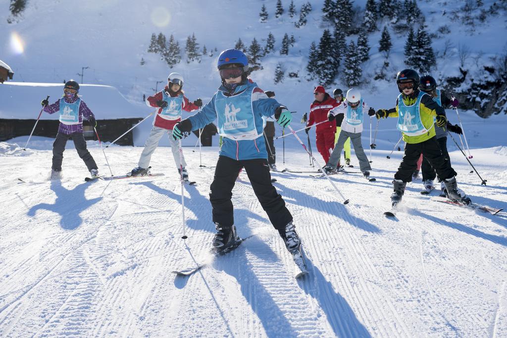 Kinder fahren im Rahmen des Projekts «Snow for Free» im Skigebiet Villars Ski und Snowboard.