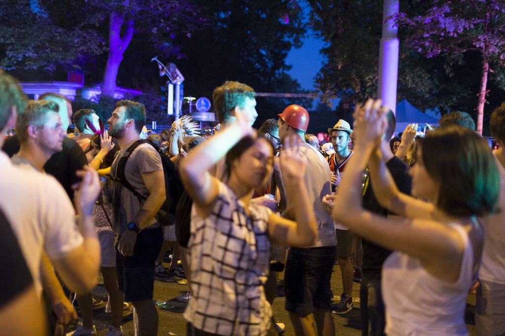 Des gens dansent dans la nuit à une fête
