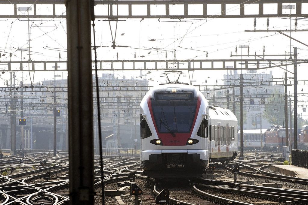 Une nouvelle rame RER (Reseau Express Regional vaudois), en gare de Lausanne, qui entreront en service a l'horizon 2011 ont presentee par les CFF ce samedi 20 septembre 2008 lors de la course Lausanne-Cully et retour, dans le cadre des 150 ans de la ligne Lausanne-Geneve et de leur expostion au comptoir Suisse de Lausanne. (KEYSTONE/Dominic Favre)