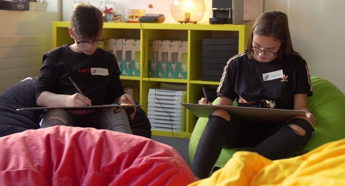 Eine Umfrage im Rahmen der Studie hat ergeben, dass 53 Prozent der 16- bis 29-Jährigen nur noch selten News konsumieren. Diese Gruppe wird als News-Deprivierte bezeichnet. Wenn sich diese überhaupt mal informieren, dann nur auf den Social-Media-Kanälen von qualitätsschwachen Schweizer Medien, heisst es im Bericht. Eine Umfrage im Rahmen der Studie hat ergeben, dass 53 Prozent der 16- bis 29-Jährigen nur noch selten News konsumieren. Diese Gruppe wird als News-Deprivierte bezeichnet. Wenn sich diese überhaupt mal informieren, dann nur auf den Social-Media-Kanälen von qualitätsschwachen Schweizer Medien, heisst es im Bericht.