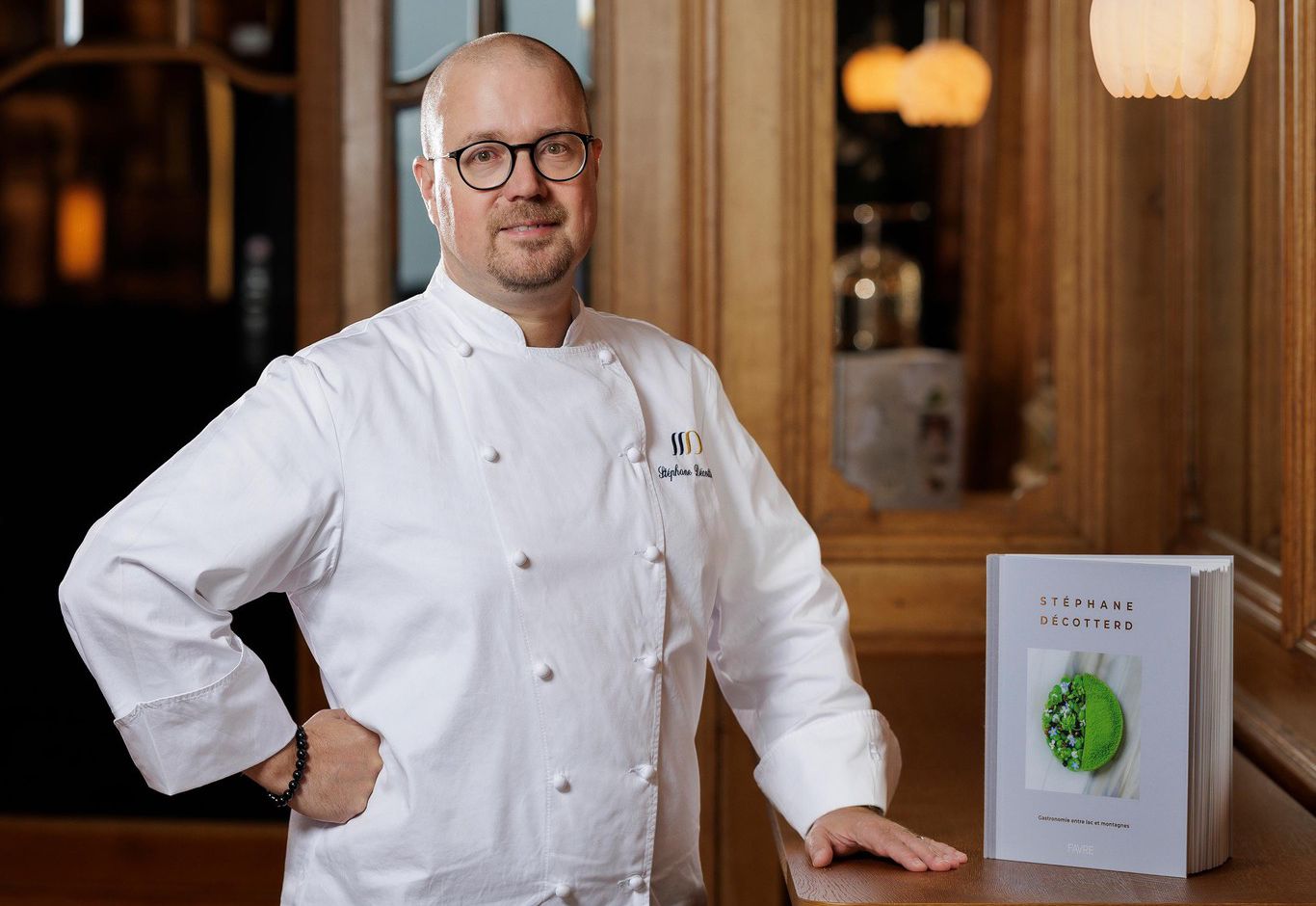 Stéphane Décotterd dans son restaurant de Glion avec son premier livre.