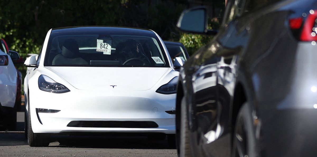 CORTE MADERA, CALIFORNIA - OCTOBER 18: Brand new Tesla cars sit parked at a Tesla dealership on October 18, 2023 in Corte Madera, California. Electric car maker Tesla will report third-quarter earnings today after the closing bell.   Justin Sullivan/Getty Images/AFP (Photo by JUSTIN SULLIVAN / GETTY IMAGES NORTH AMERICA / Getty Images via AFP)