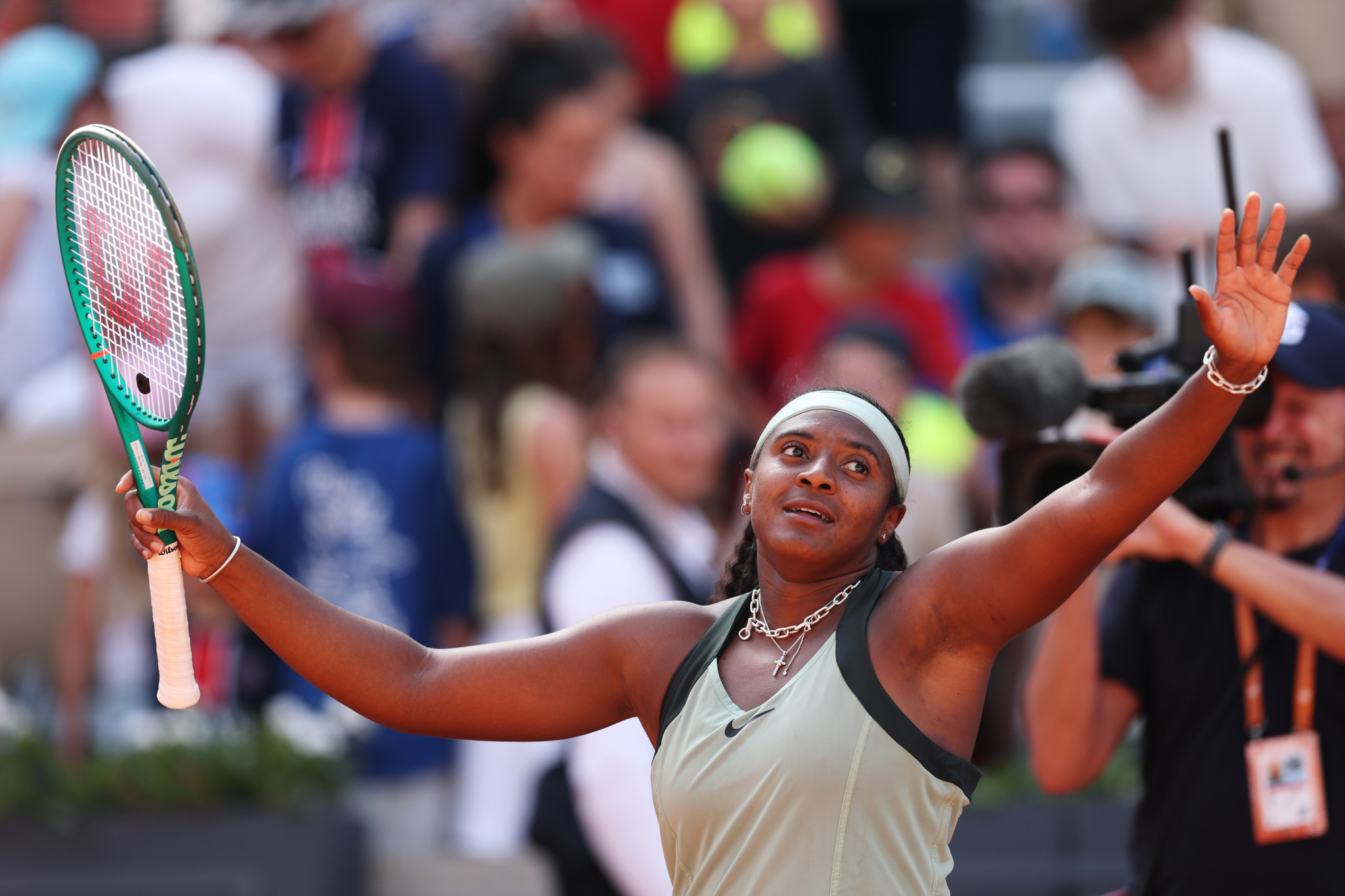 Schockmoment in Paris: Hailey Baptiste verletzt sich schwer und muss im Rollstuhl vom Platz