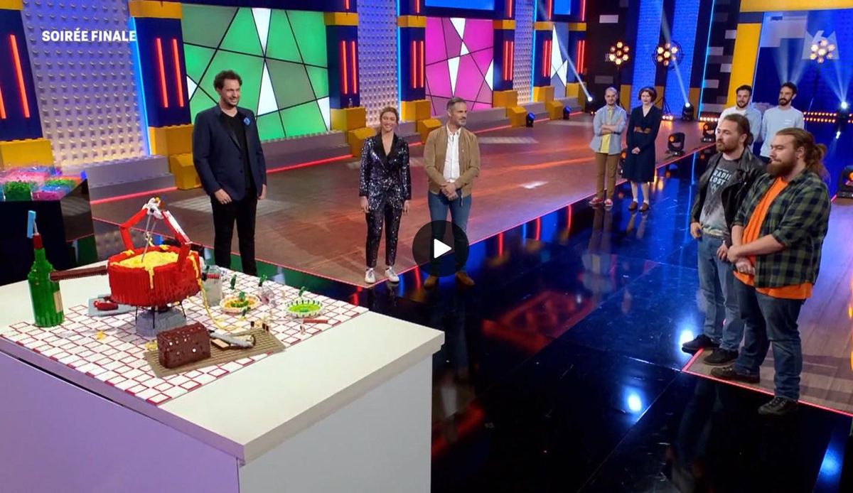 Les «métalleux suisses» Eric et Alex (tout à dr.) présentant leur œuvre «Panique au chalet» à l’animateur Eric Antoine et au jury lors de la finale de la 2e saison de l’émission Lego Masters.