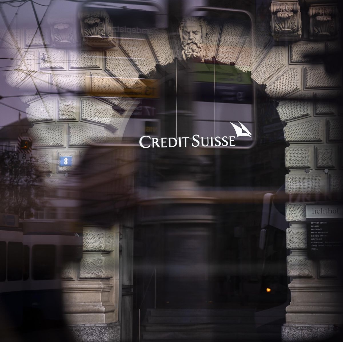 Logo de Credit Suisse visible à travers une fenêtre de leur siège à Zurich, Suisse, le 27 octobre 2022.
